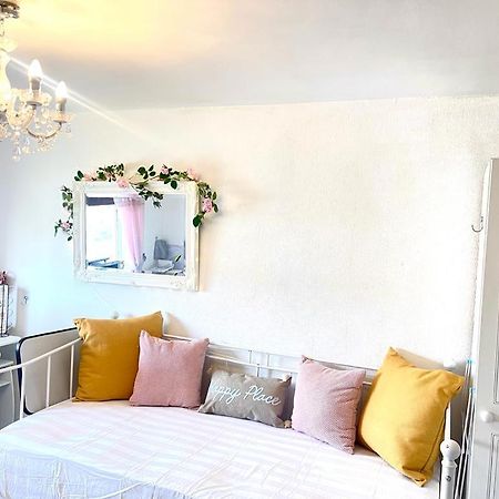 Happy Place With Kitchenette- Female Only Лондон Экстерьер фото