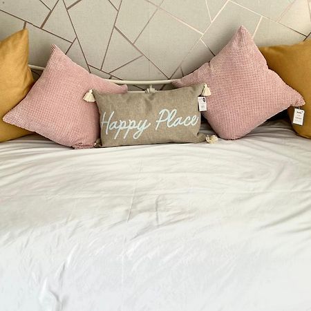 Happy Place With Kitchenette- Female Only Лондон Экстерьер фото