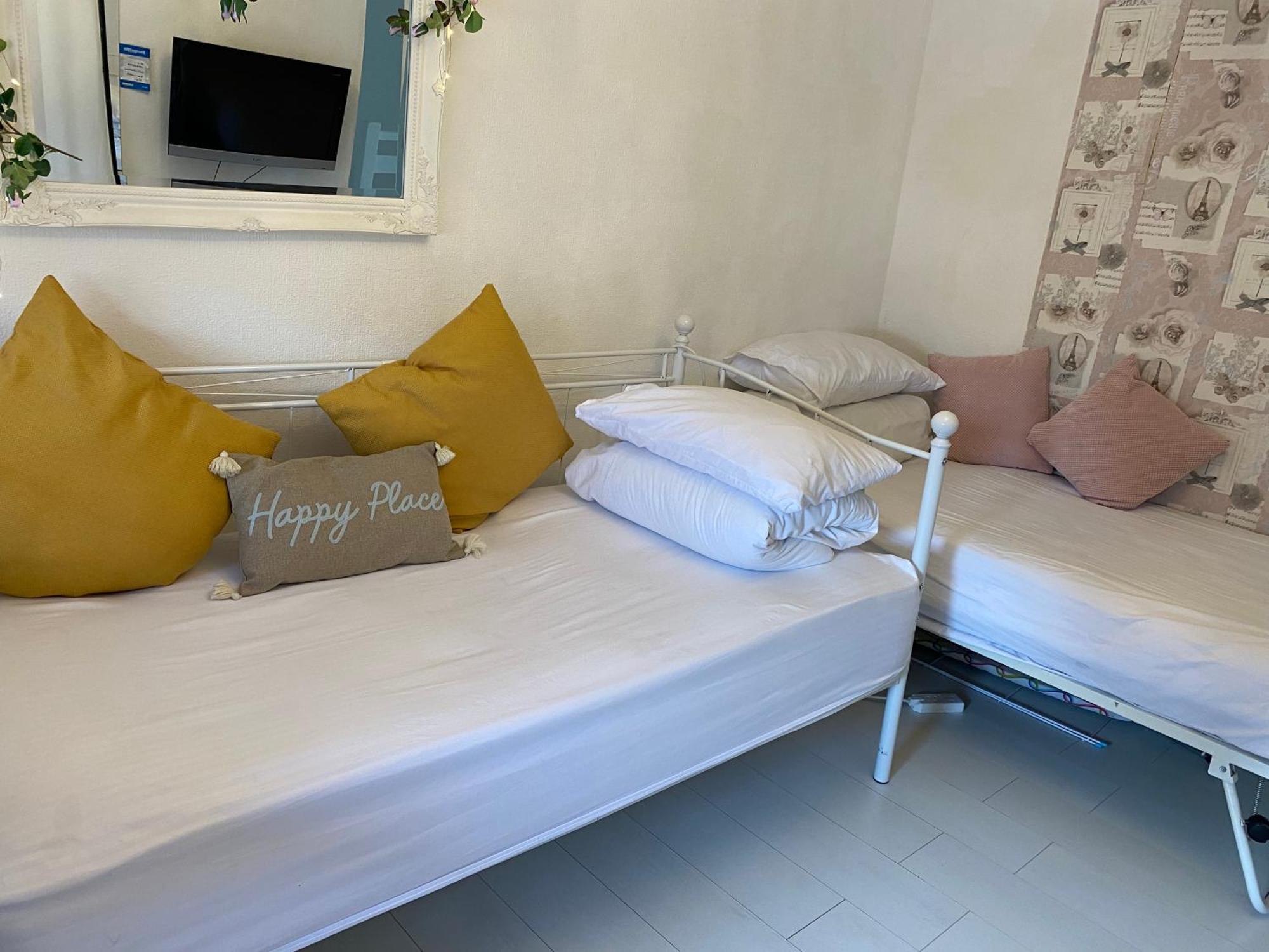 Happy Place With Kitchenette- Female Only Лондон Экстерьер фото